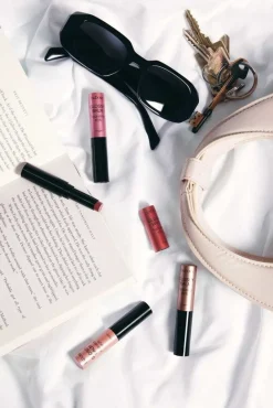 Glossy Balm Hydrating Stylo 43 Lovely Lavender 1,6g